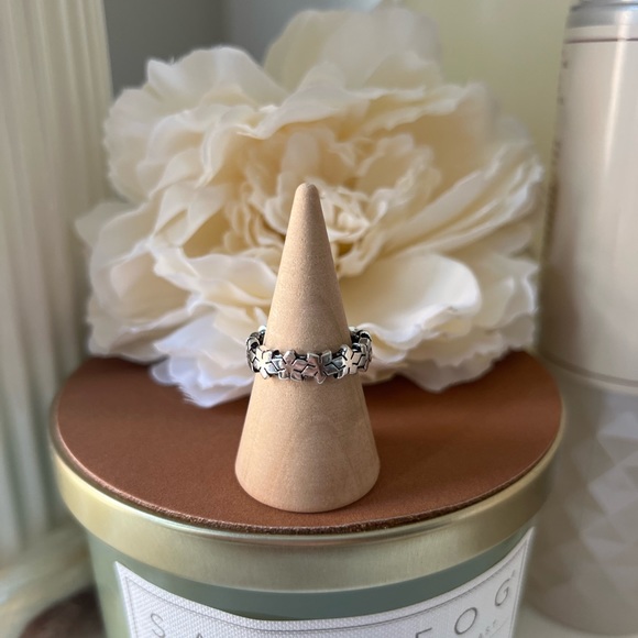 Size 6 linked snowflakes ring - Picture 2 of 8